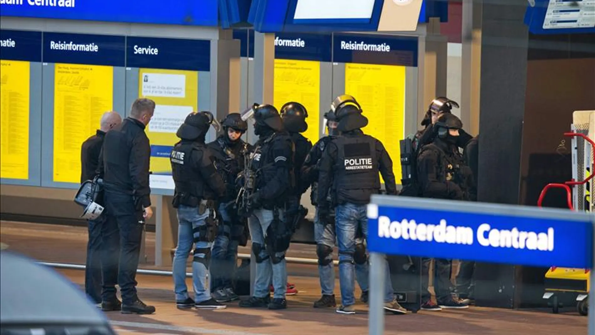 Agentes de la Policía holandesa aseguran la vía tres de la estación de Rotterdam