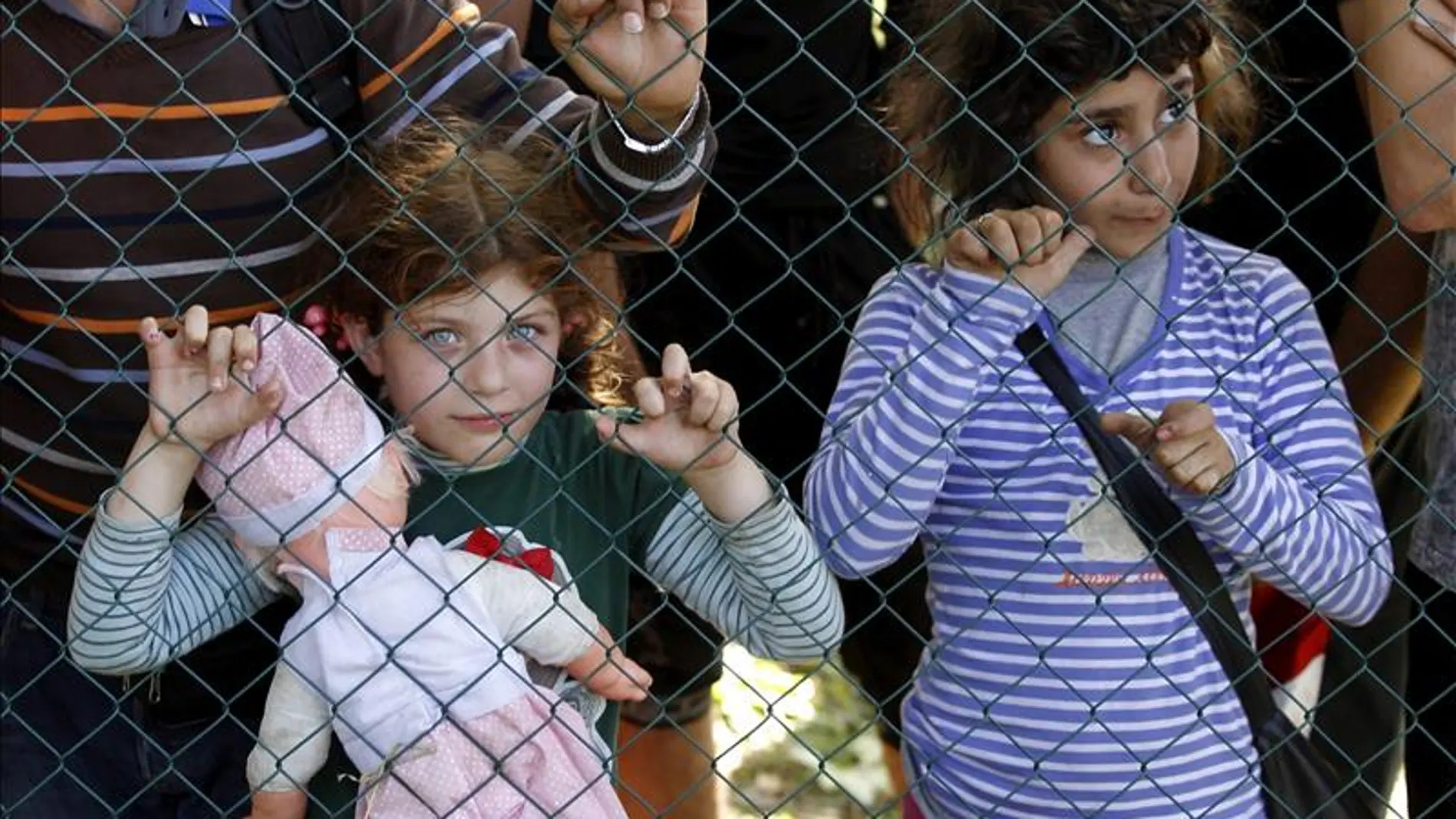 Dos niños refugiados esperan este jueves para registrarse tras haber cruzado la frontera entre Serbia y Croacia