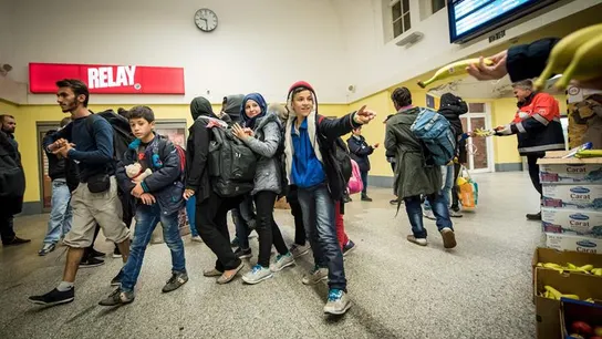 Un grupo de refugiados recibe alimentos Un grupo de refugiados recibe alimentos