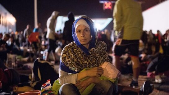 Una mujer junto a su beb&eacute; en la frontera entre Croacia y Eslovenia