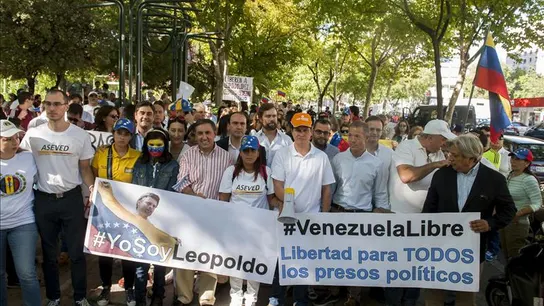 Alrededor de 300 personas piden en Madrid la liberación de Leopoldo López Alrededor de 300 personas piden en Madrid la liberación de Leopoldo López