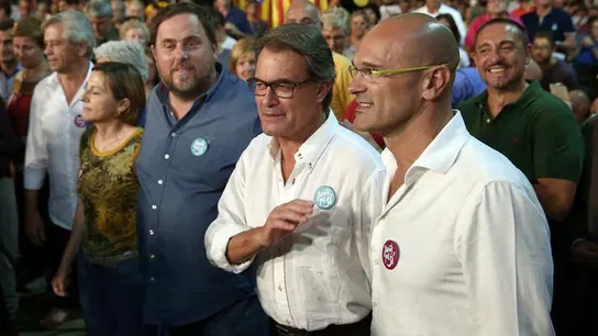 Oriol Junqueras, Artur Mas y Raül Roveva en el acto de Junts Pel Sí Oriol Junqueras, Artur Mas y Raül Roveva en el acto de Junts Pel Sí