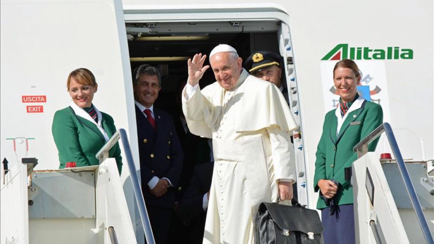 El papa Francisco, al subir al avi&oacute;n desde el aeropeurto de Fiunicino camino de Cuba