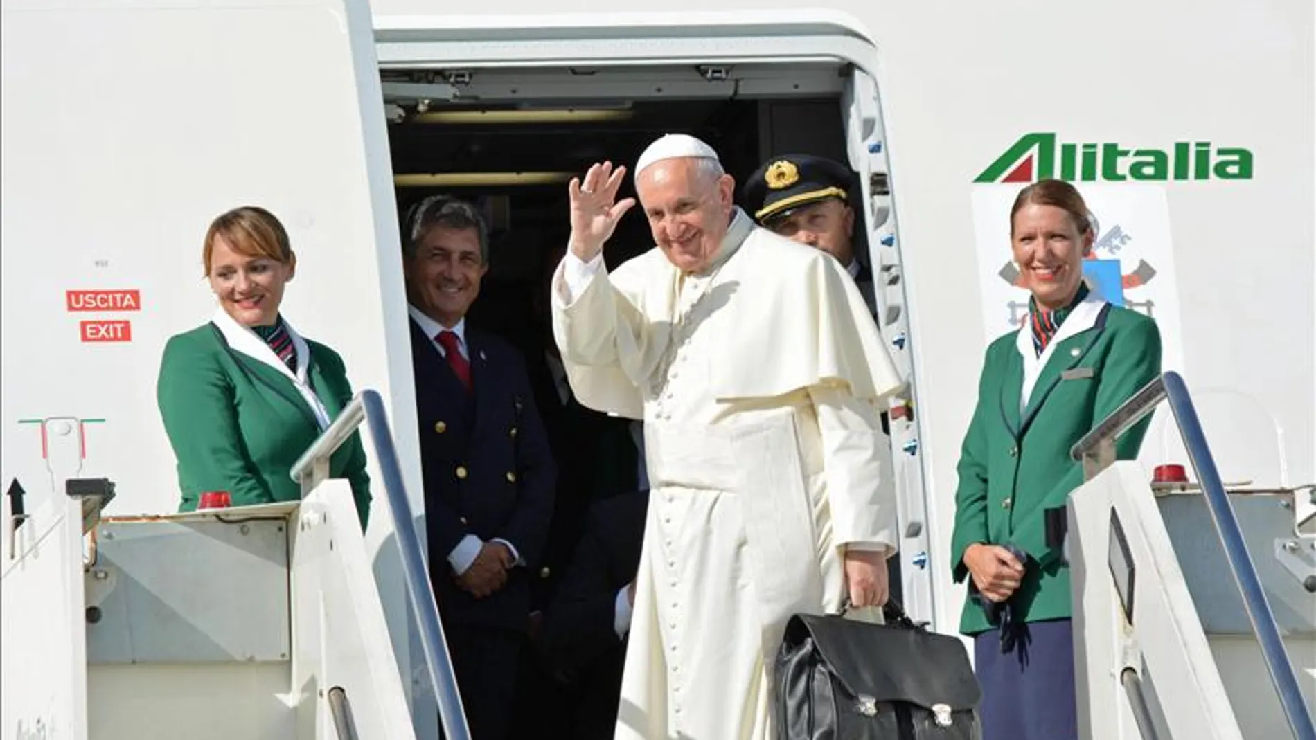 El papa Francisco, al subir al avión desde el aeropeurto de Fiunicino camino de Cuba