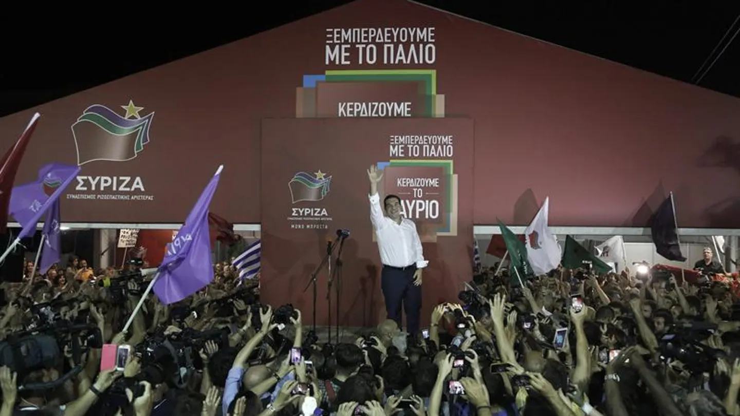 Ciudadanos celebrando con Tsipras su victoria Ciudadanos celebrando con Tsipras su victoria