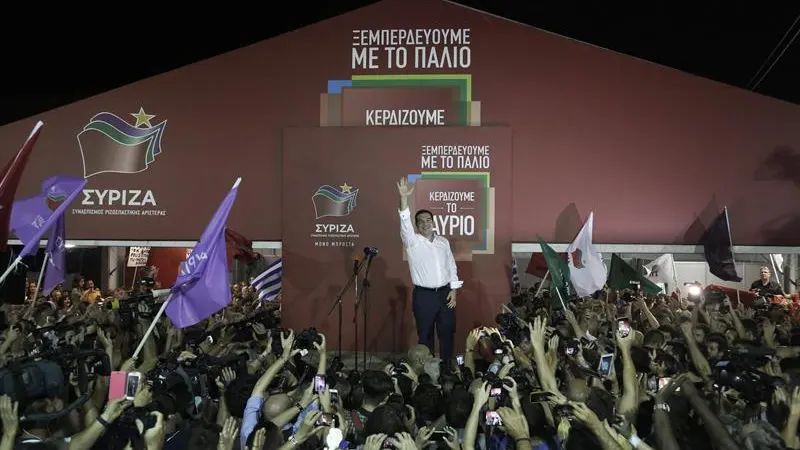 Ciudadanos celebrando con Tsipras su victoria Ciudadanos celebrando con Tsipras su victoria