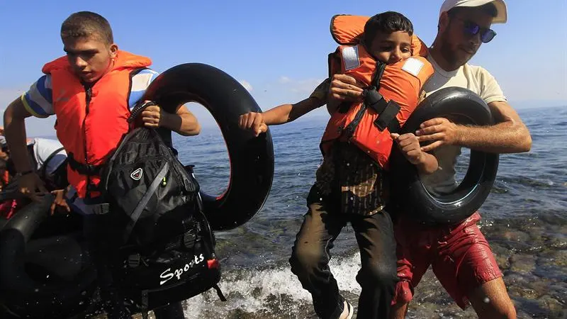 Refugiados llegan a la isla de Lesbos