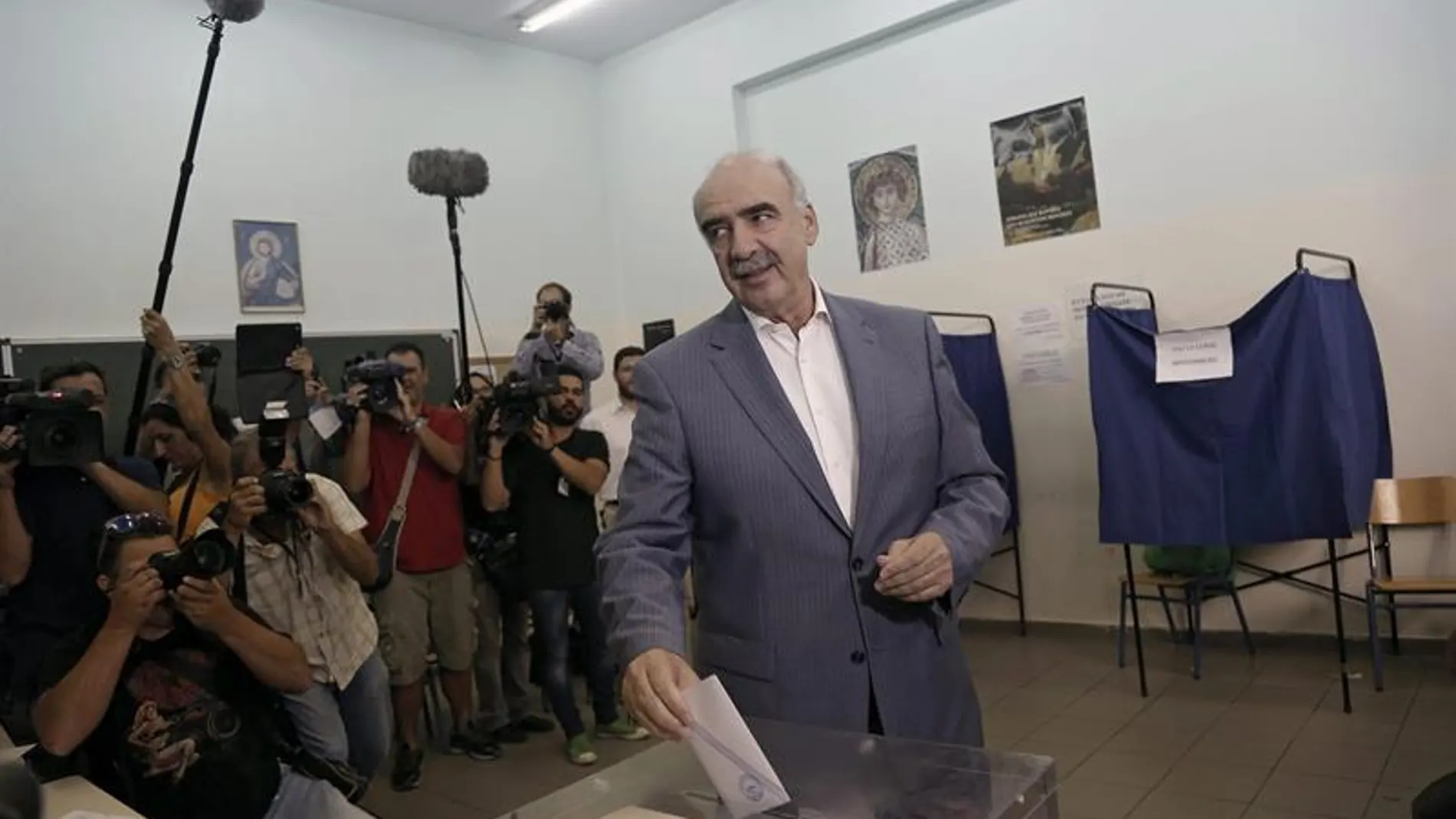 El líder de Nueva Democracia, Vangelis Meimarakis, emite su voto