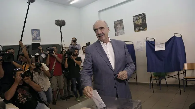 El líder de Nueva Democracia, Vangelis Meimarakis, emite su voto