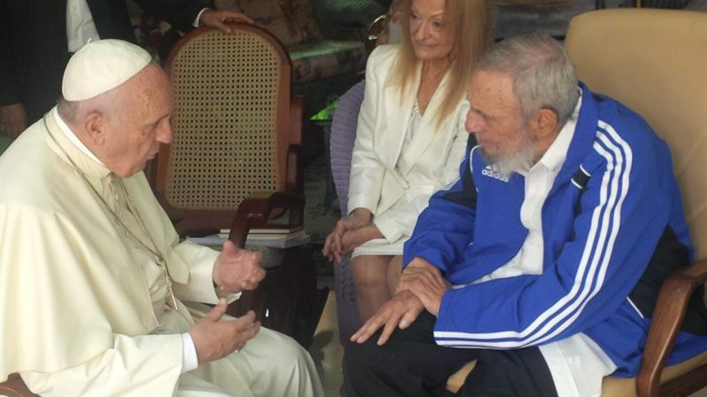 El papa Francisco se re&uacute;ne con Fidel Castro