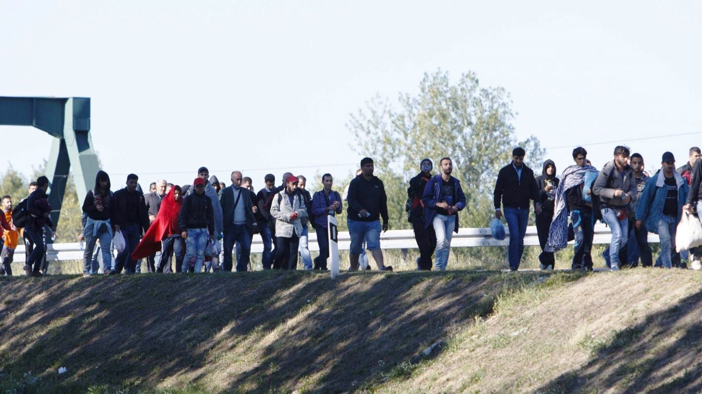 Refugiados caminan hacia Hungr&iacute;a en la regi&oacute;n de Botovo en Croaci
