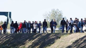 Refugiados caminan hacia Hungría en la región de Botovo en Croaci