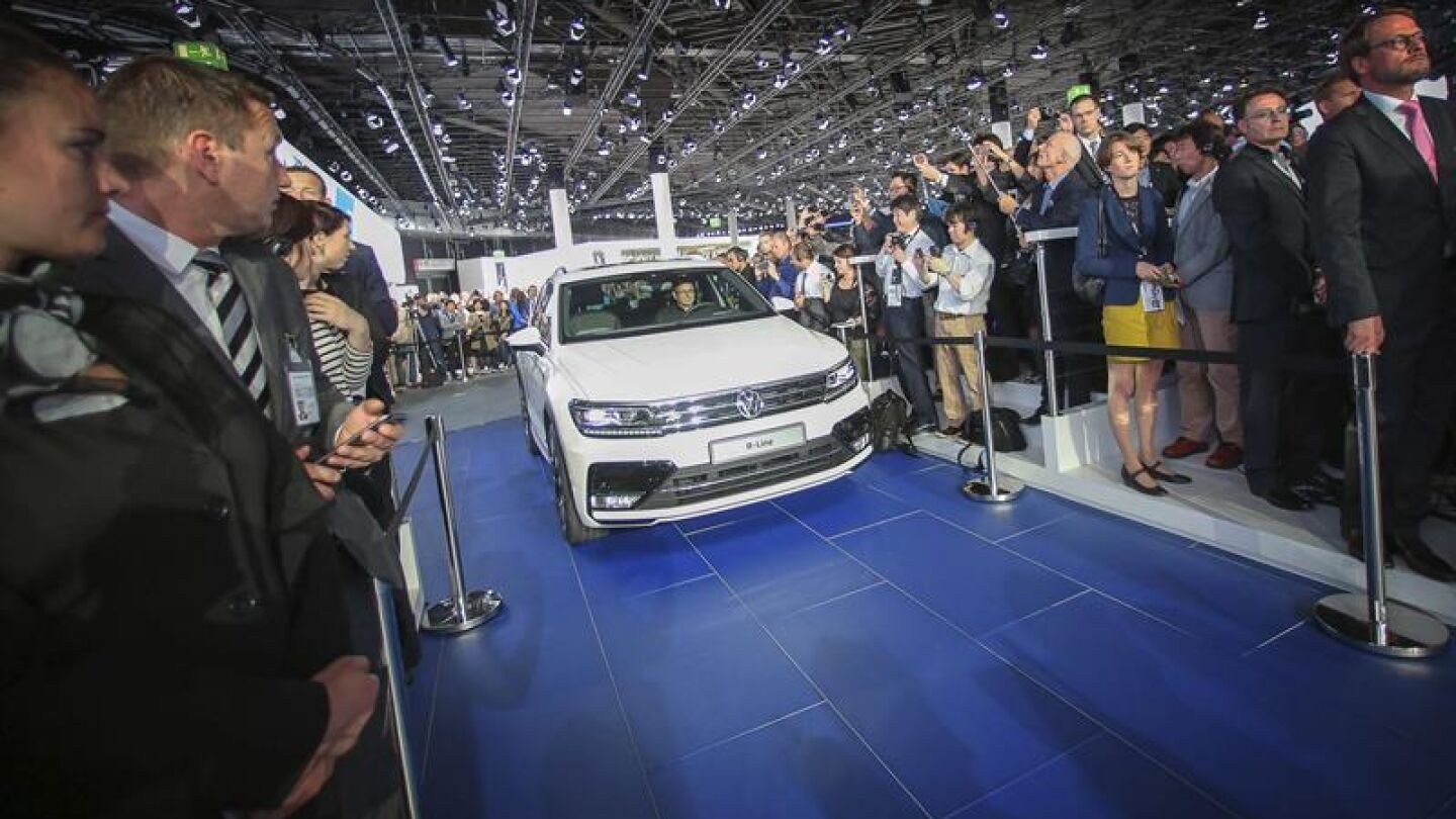 Un nuevo coche de Volkswagen en el sal&oacute;n del autom&oacute;vil