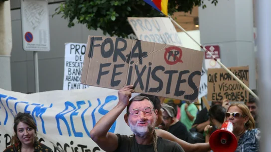 Decenas de personas protestan por la presencia del presidente de Gobierno, Mariano Rajoy Decenas de personas protestan por la presencia del presidente de Gobierno, Mariano Rajoy