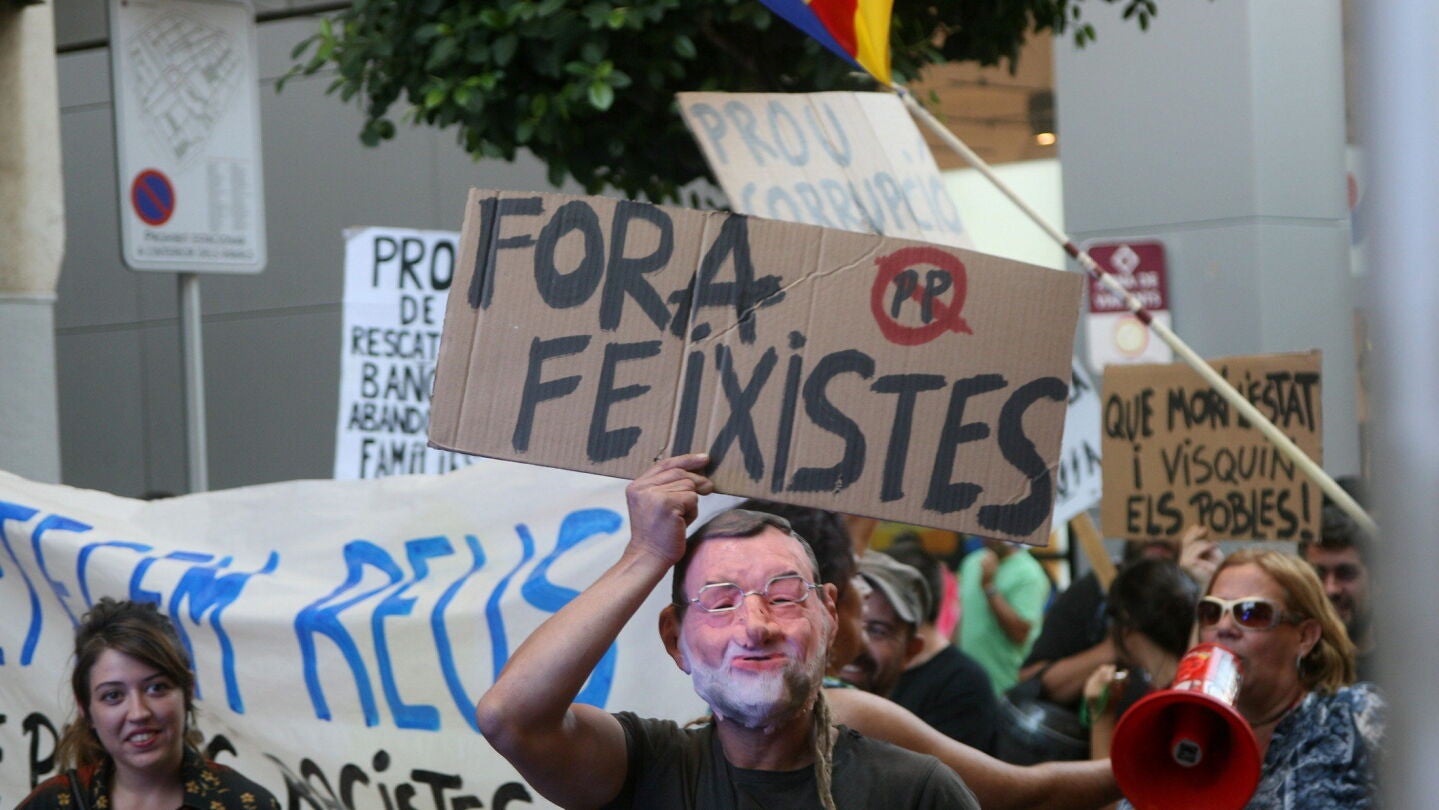 Decenas de personas protestan por la presencia del presidente de Gobierno, Mariano Rajoy