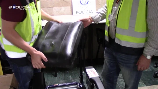 'Policías en acción', en los aeropuertos: "Vamos a controlar un vuelo que viene de Bolivia y es denominado 'caliente'" 'Policías en acción', en los aeropuertos: "Vamos a controlar un vuelo que viene de Bolivia y es denominado 'caliente'"