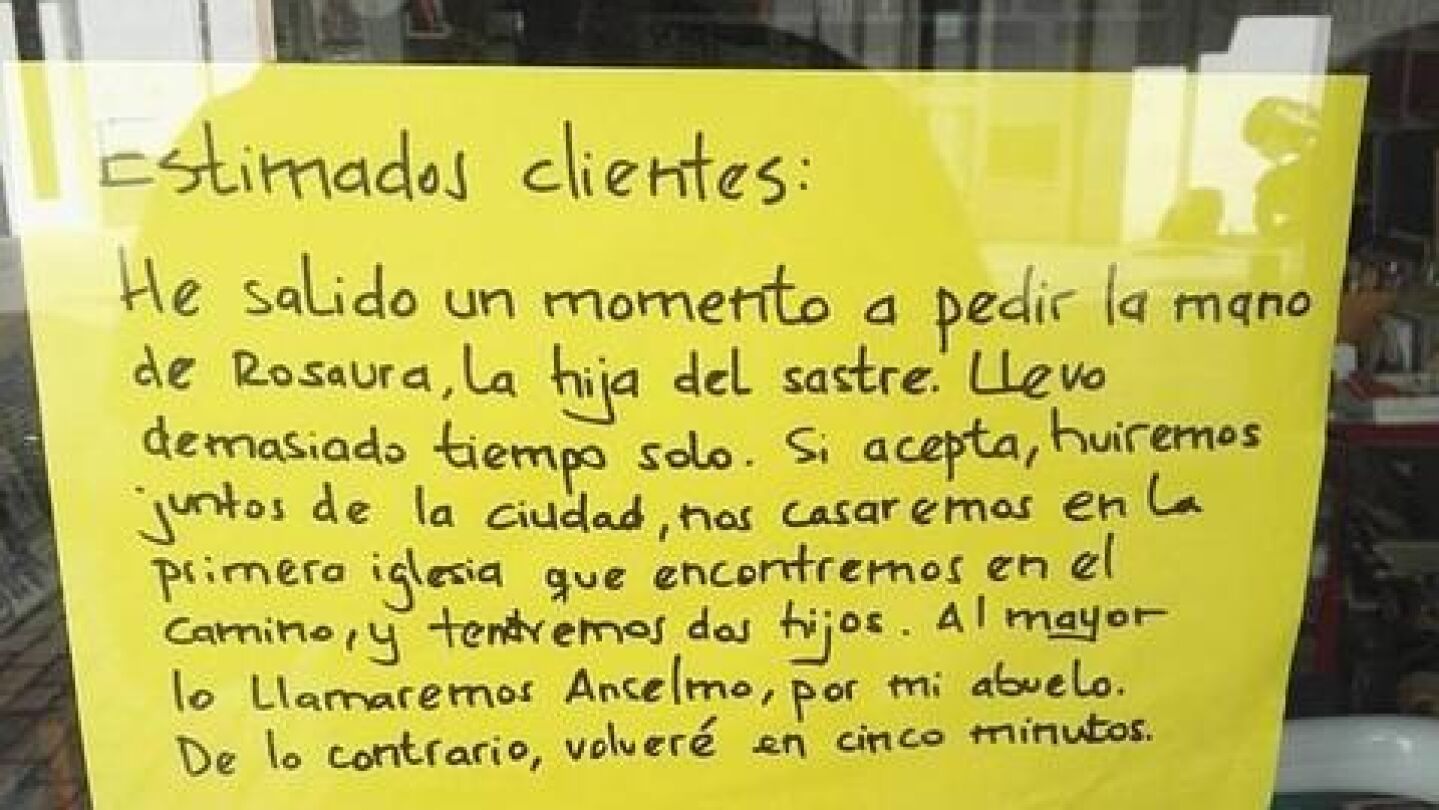 Cartel que colg&oacute; la librer&iacute;a