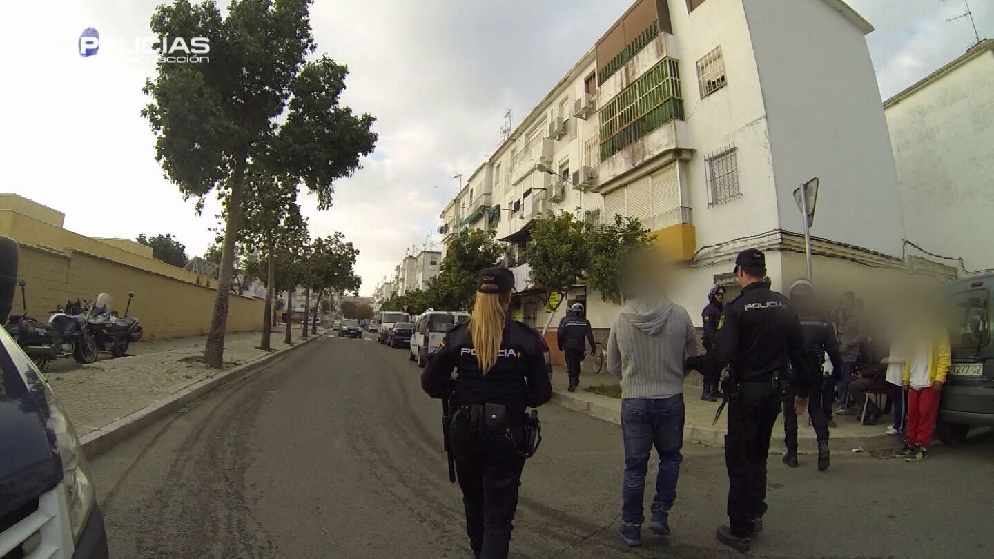'Polic&iacute;as en acci&oacute;n' vive un traslado de un preso a su casa