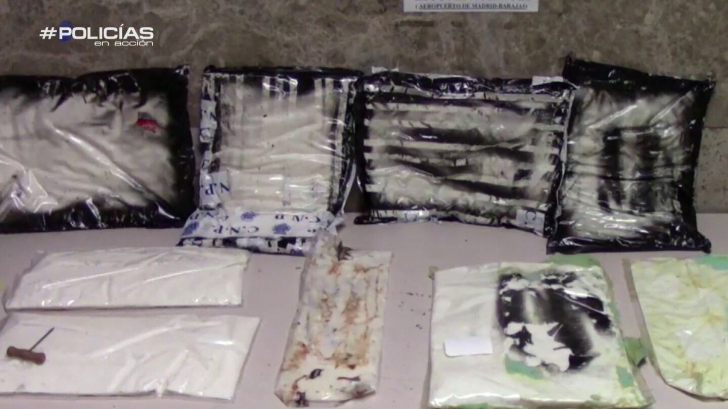 'Polic&iacute;as en acci&oacute;n' registra una silla de ruedas en el aerpuerto al sospechar que lleva droga