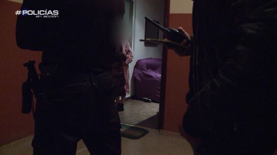 Una agente de 'Polic&iacute;as en acci&oacute;n' intenta evitar unos malos tratos