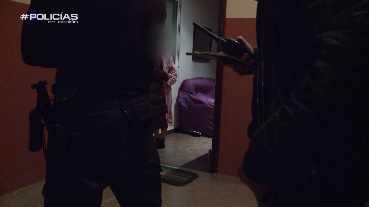 Una agente de 'Polic&iacute;as en acci&oacute;n' intenta evitar unos malos tratos