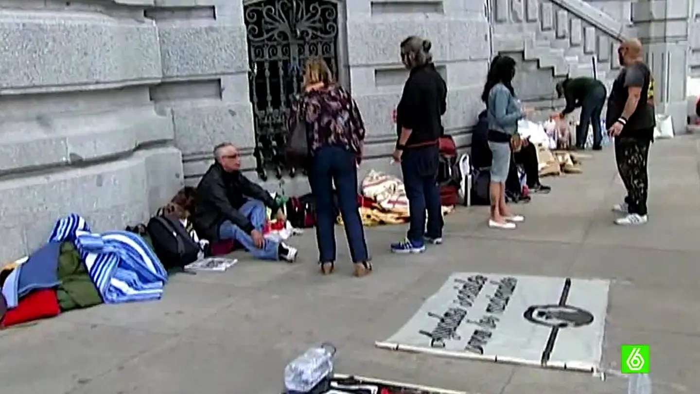 Un grupo falangista se acampa junto a activistas antisistema frente al Ayuntamiento de Madrid Un grupo falangista se acampa junto a activistas antisistema frente al Ayuntamiento de Madrid