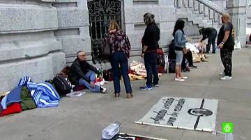 Un grupo falangista se acampa junto a activistas antisistema frente al Ayuntamiento de Madrid