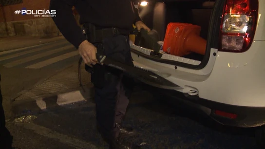 Dos chicos son perseguidos por unos individuos con armas Dos chicos son perseguidos por unos individuos con armas