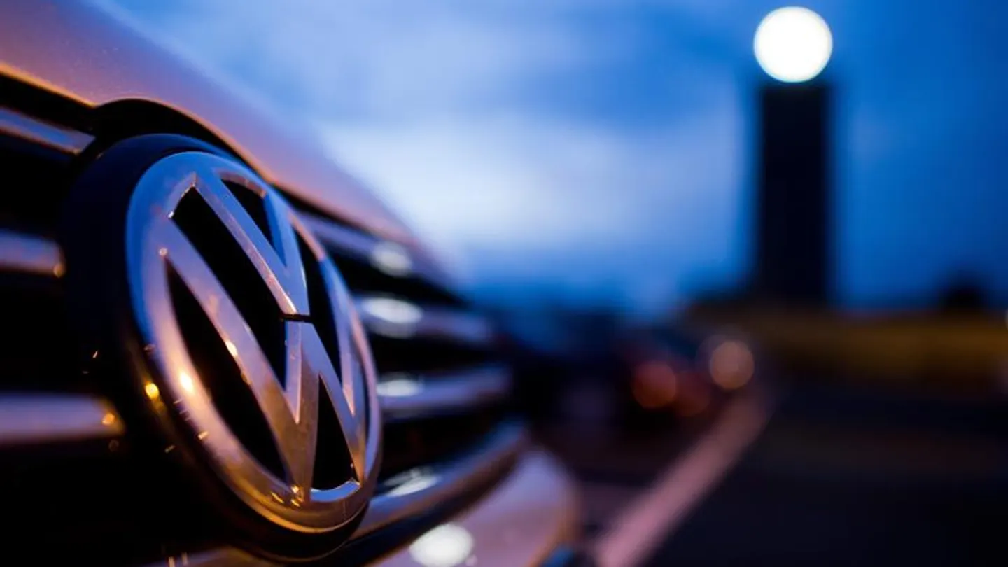 La parte frontal de un coche de Volkswagen La parte frontal de un coche de Volkswagen