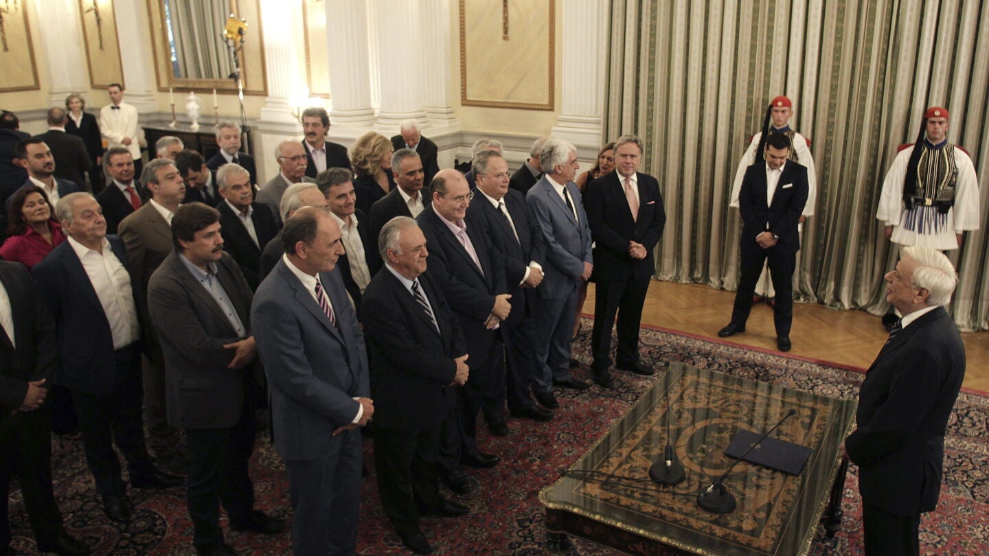 El primer ministro griego, Alexis Tsipras (c), asiste a la ceremonia de toma de posesi&oacute;n de los ministros 