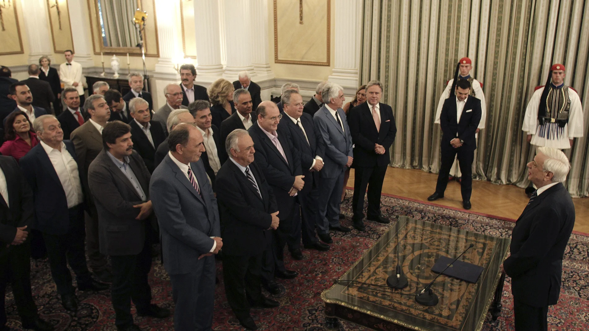 El primer ministro griego, Alexis Tsipras (c), asiste a la ceremonia de toma de posesión de los ministros 
