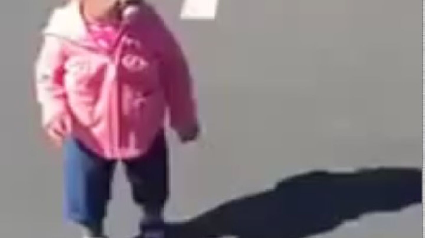 Ni&ntilde;a escapa de su sombra