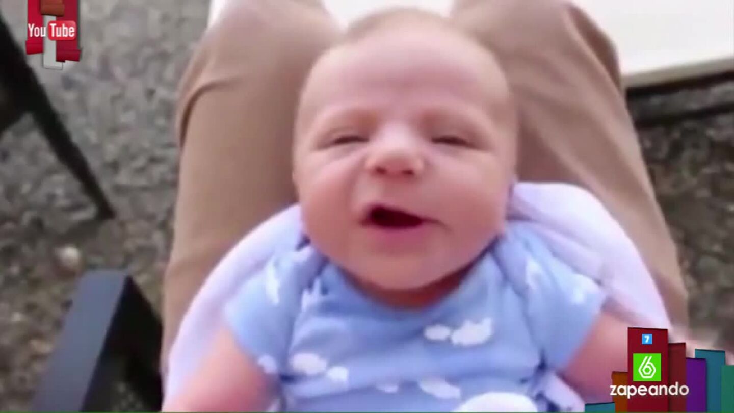 Un padre dobla todos los gestos que hace su hijo reci&eacute;n nacido con la boca