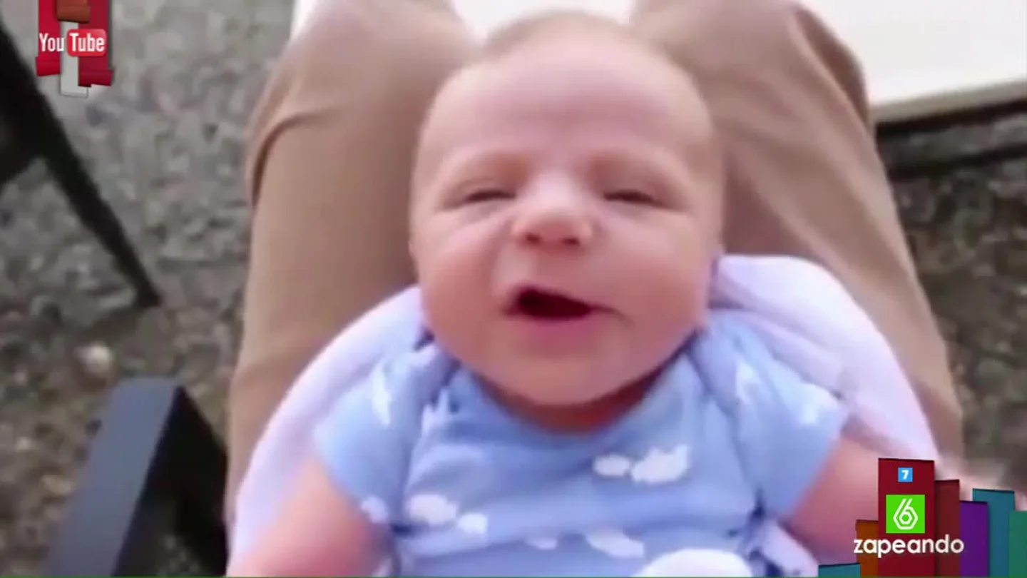 Un padre dobla todos los gestos que hace su hijo recién nacido con la boca Un padre dobla todos los gestos que hace su hijo recién nacido con la boca