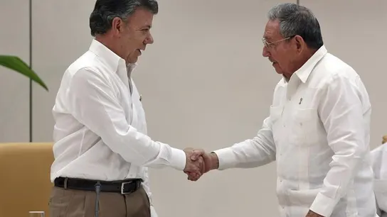 Santos y Timochenko se dan la mano durante su encuentro en La Habana Santos y Timochenko se dan la mano durante su encuentro en La Habana