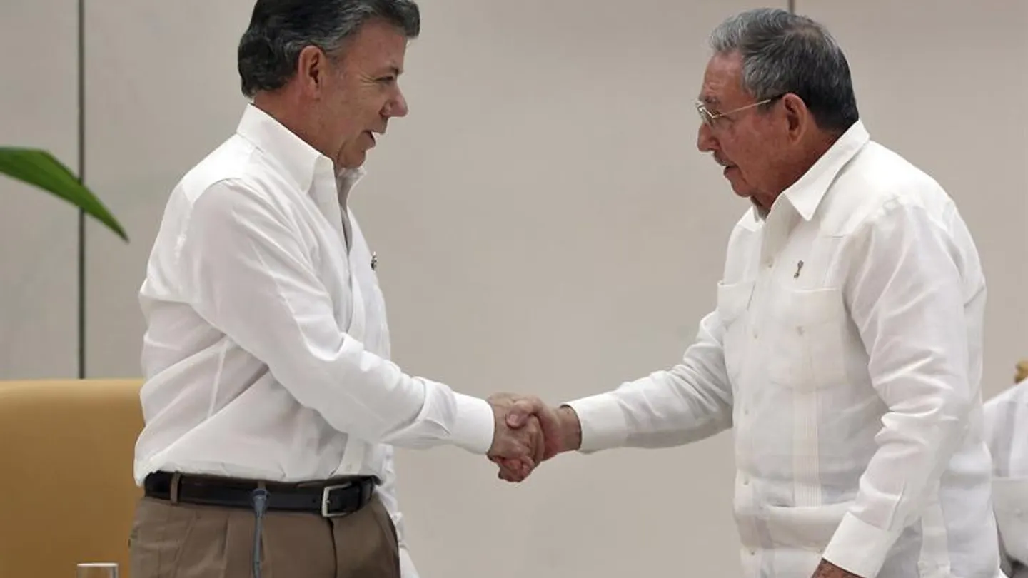 Santos y Timochenko se dan la mano durante su encuentro en La Habana Santos y Timochenko se dan la mano durante su encuentro en La Habana