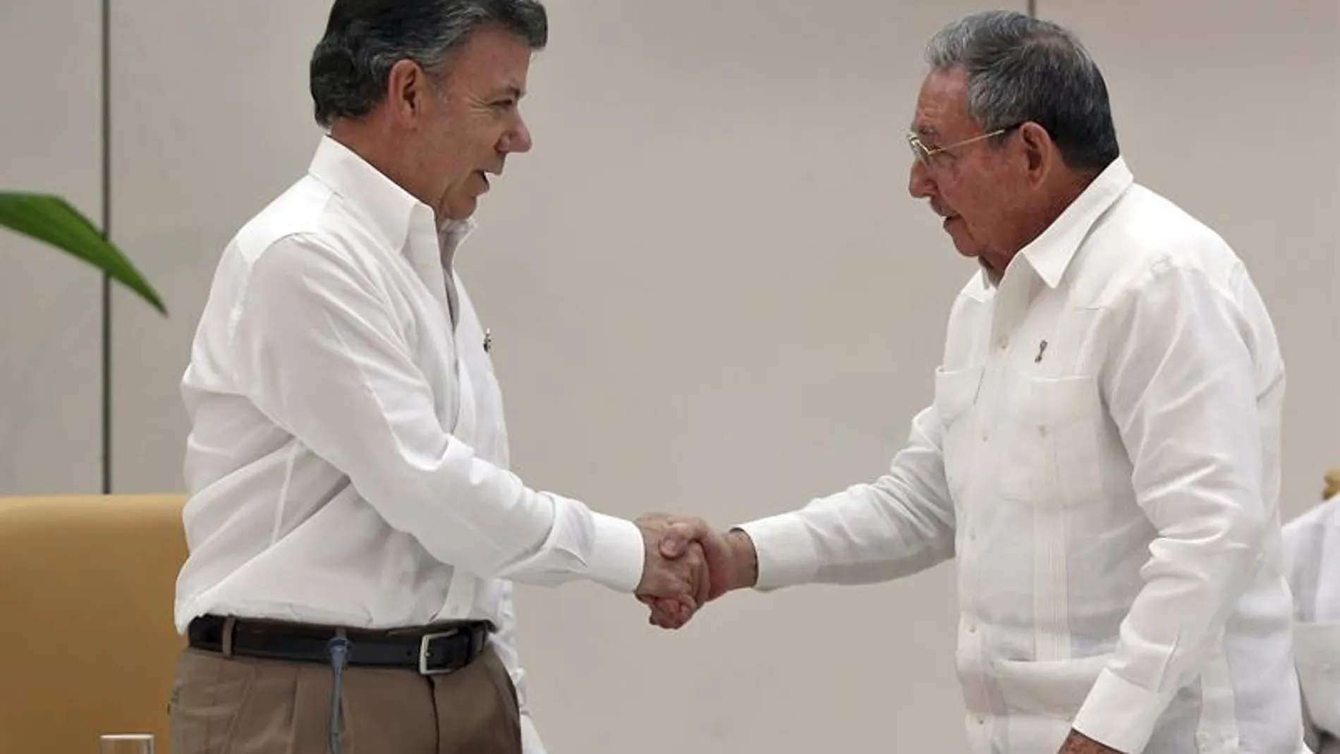 Santos y Timochenko se dan la mano durante su encuentro en La Habana