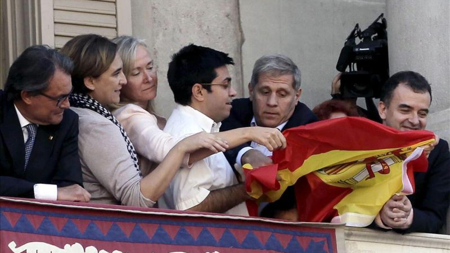 Colau lamenta el despliegue de banderas, pero lo considera una "an&eacute;cdota"
