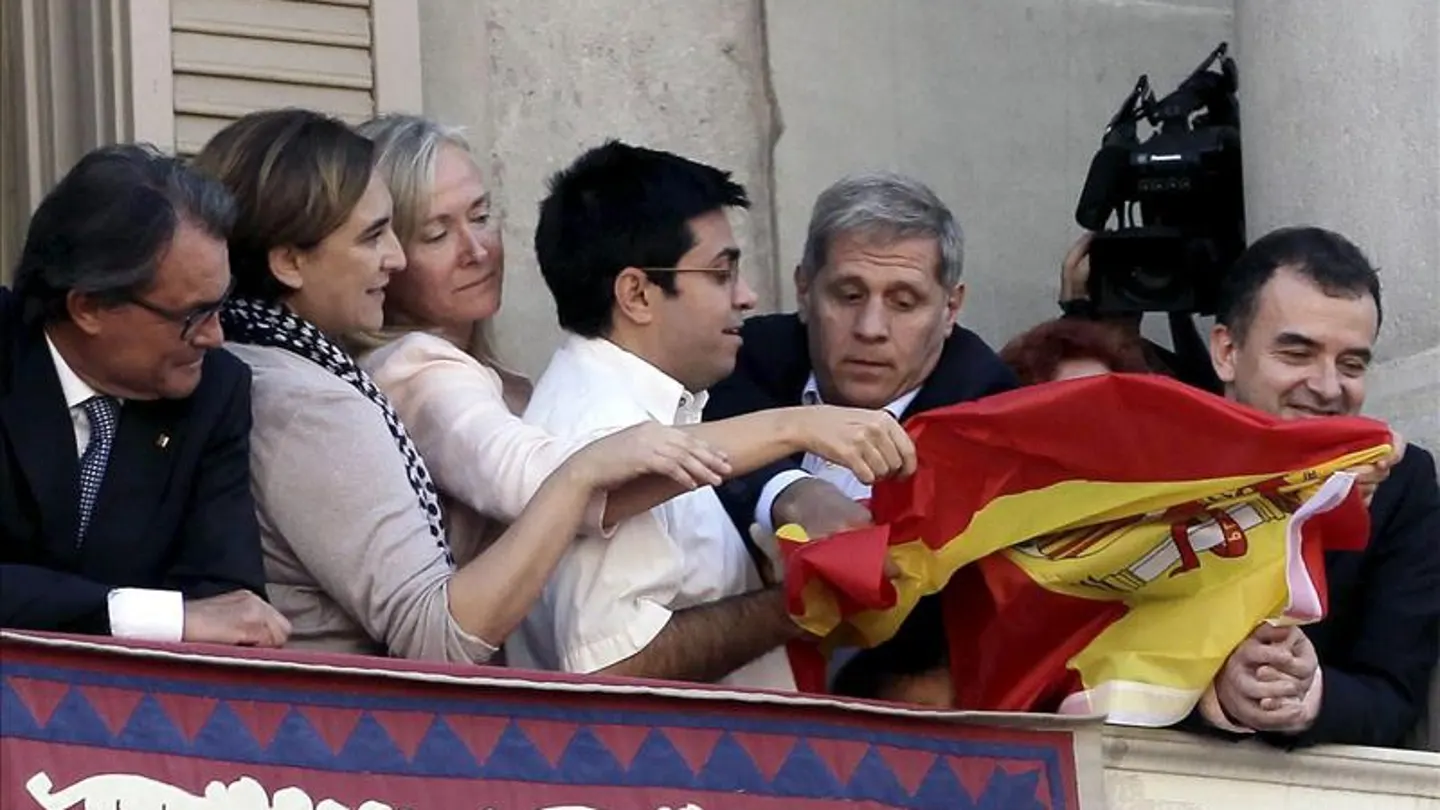 Colau lamenta el despliegue de banderas, pero lo considera una "anécdota" Colau lamenta el despliegue de banderas, pero lo considera una "anécdota"