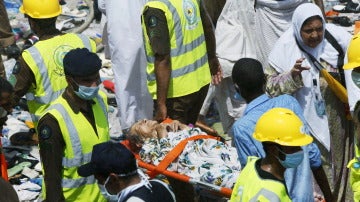Peregrinos reciben atención médica tras una avalancha de gente en La Meca