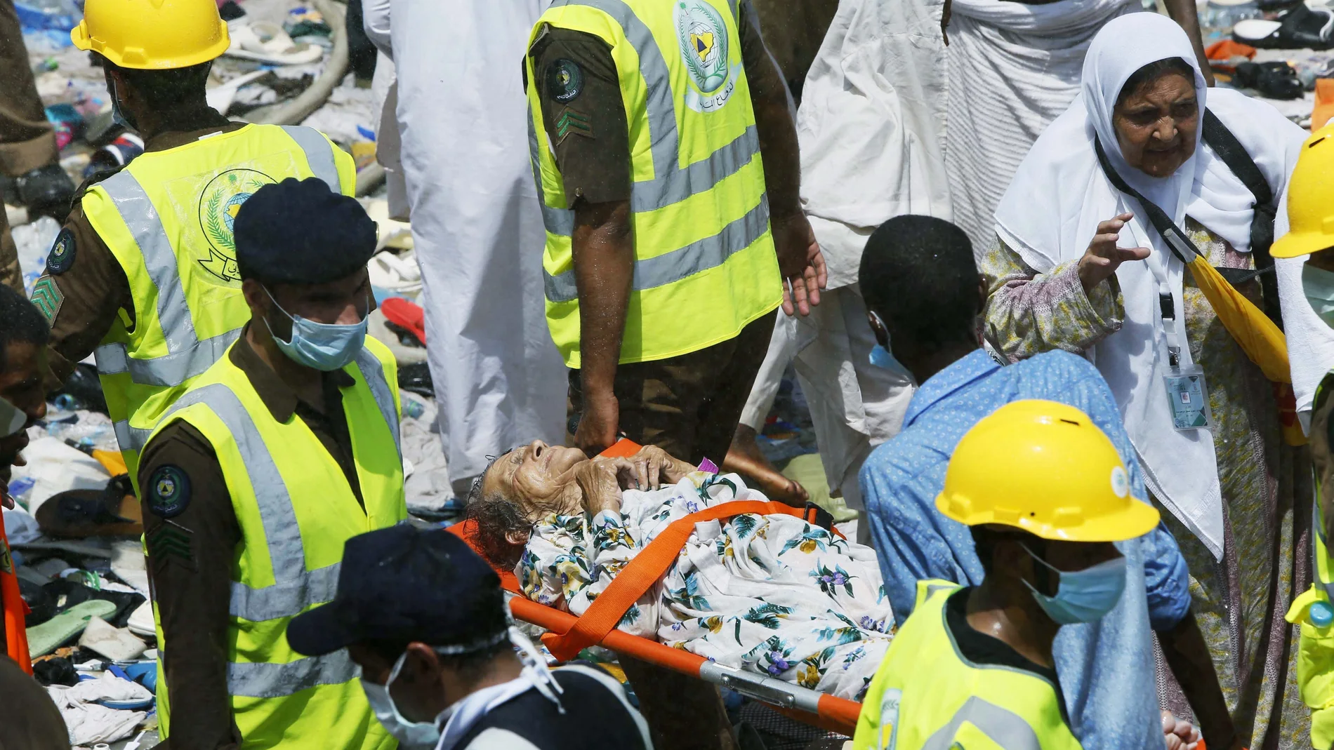 Peregrinos reciben atención médica tras una avalancha de gente en La Meca