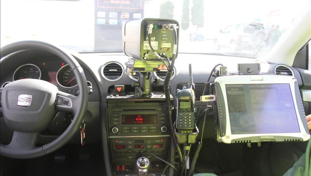 Radar en el interior de un vehículo de la guardia civil.