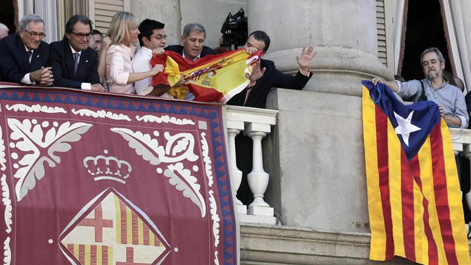 Guerra de banderas en el Ayuntamiento de Barcelona