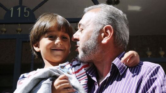 El refugiado sirio Osama Abdul Mohsen, junto a su hijo Zaid 