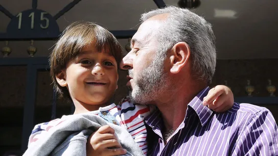 El refugiado sirio Osama Abdul Mohsen, junto a su hijo Zaid El refugiado sirio Osama Abdul Mohsen, junto a su hijo Zaid