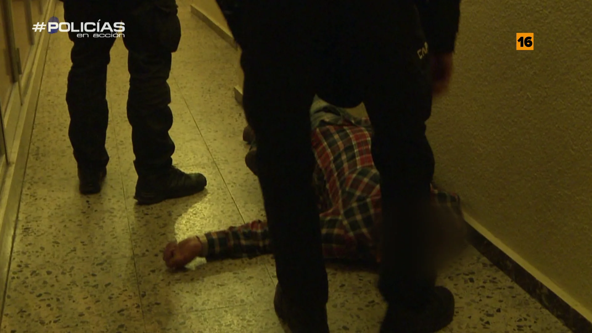 Un hombre es atendido por 'Policías en acción': "Venga, levántate anda" Un hombre es atendido por 'Policías en acción': "Venga, levántate anda"