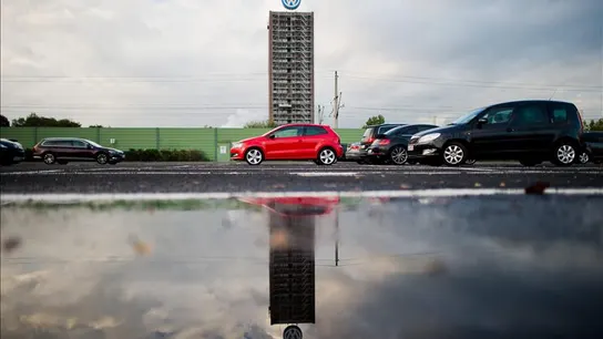 Vehículos estacionados en la planta de Volkswagen en Wolfsburgo Vehículos estacionados en la planta de Volkswagen en Wolfsburgo
