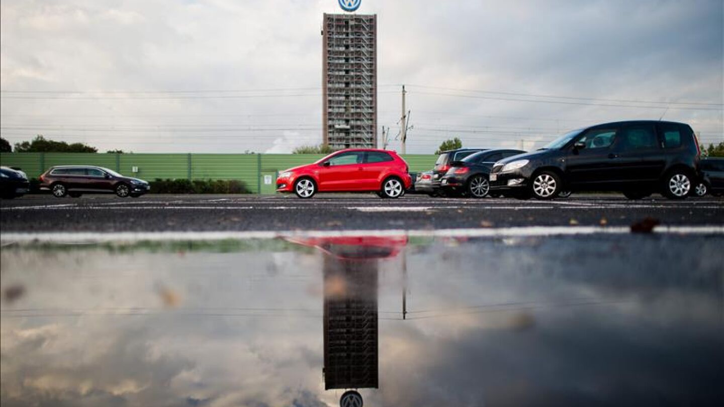 Veh&iacute;culos estacionados en la planta de Volkswagen en Wolfsburgo