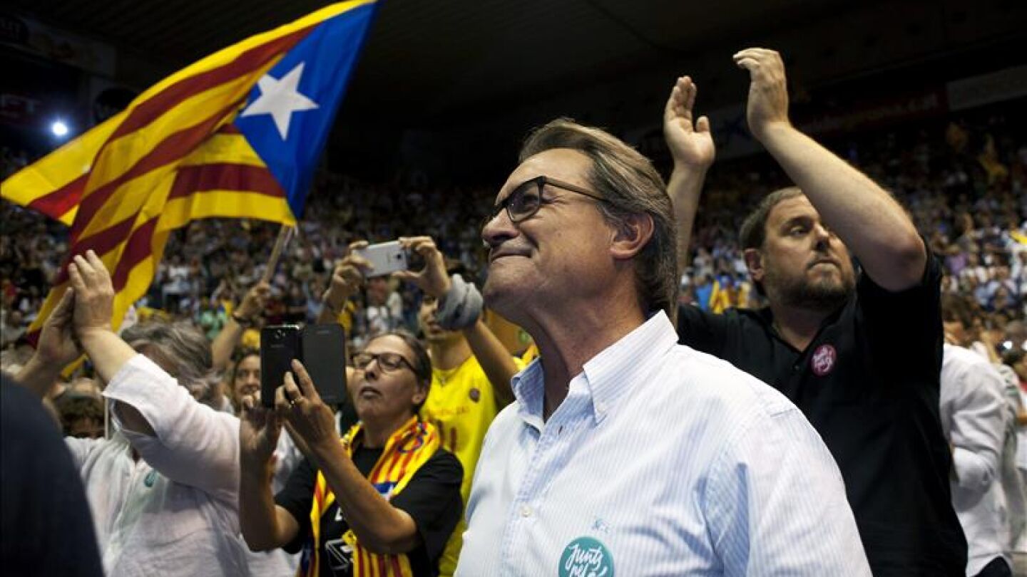 El presidente de la Generalitat, Artur Mas, anoche en el pen&uacute;ltimo mitin de la campa&ntilde;a de "Junts pel S&iacute;"