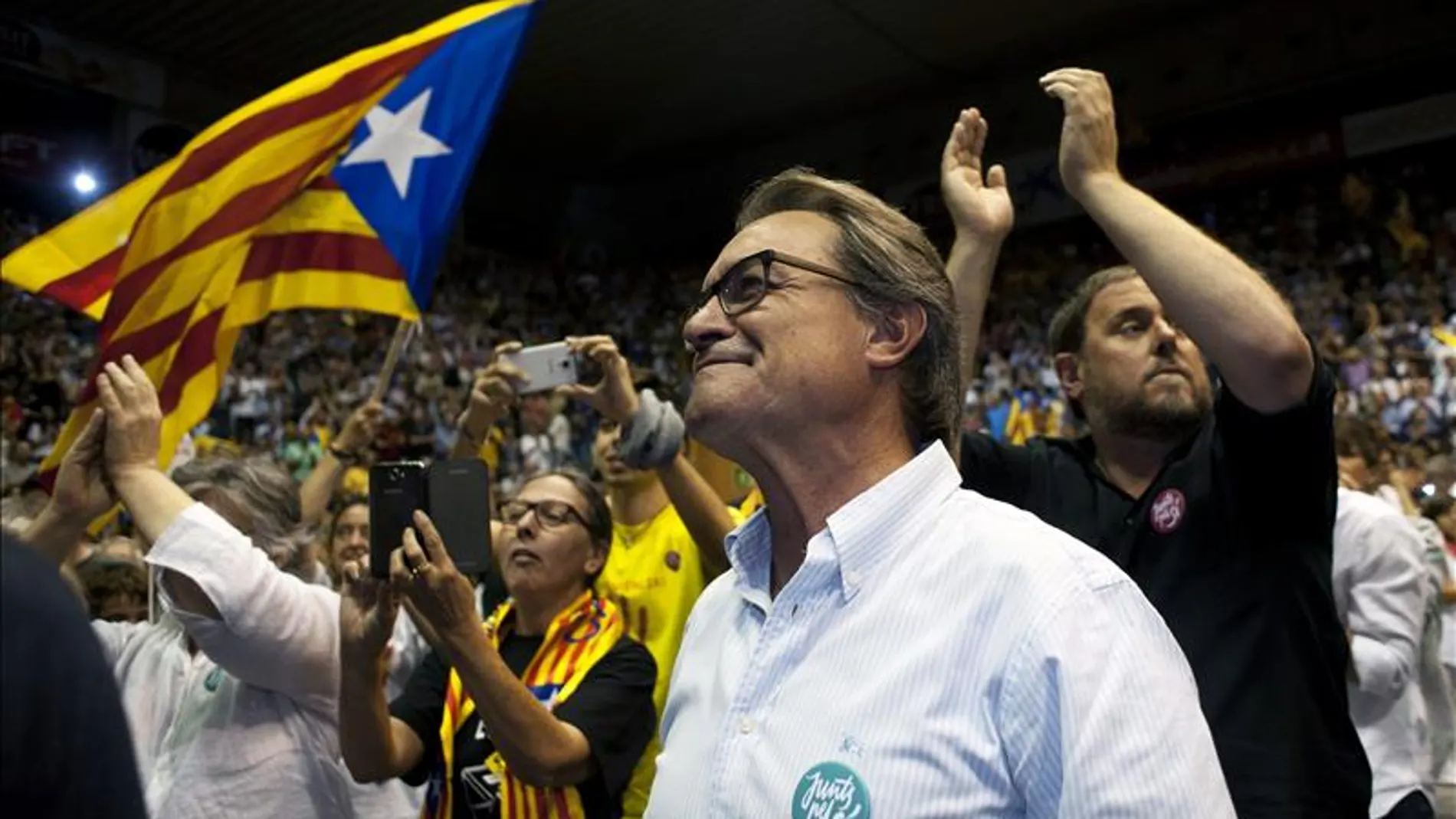 El presidente de la Generalitat, Artur Mas, anoche en el penúltimo mitin de la campaña de "Junts pel Sí"